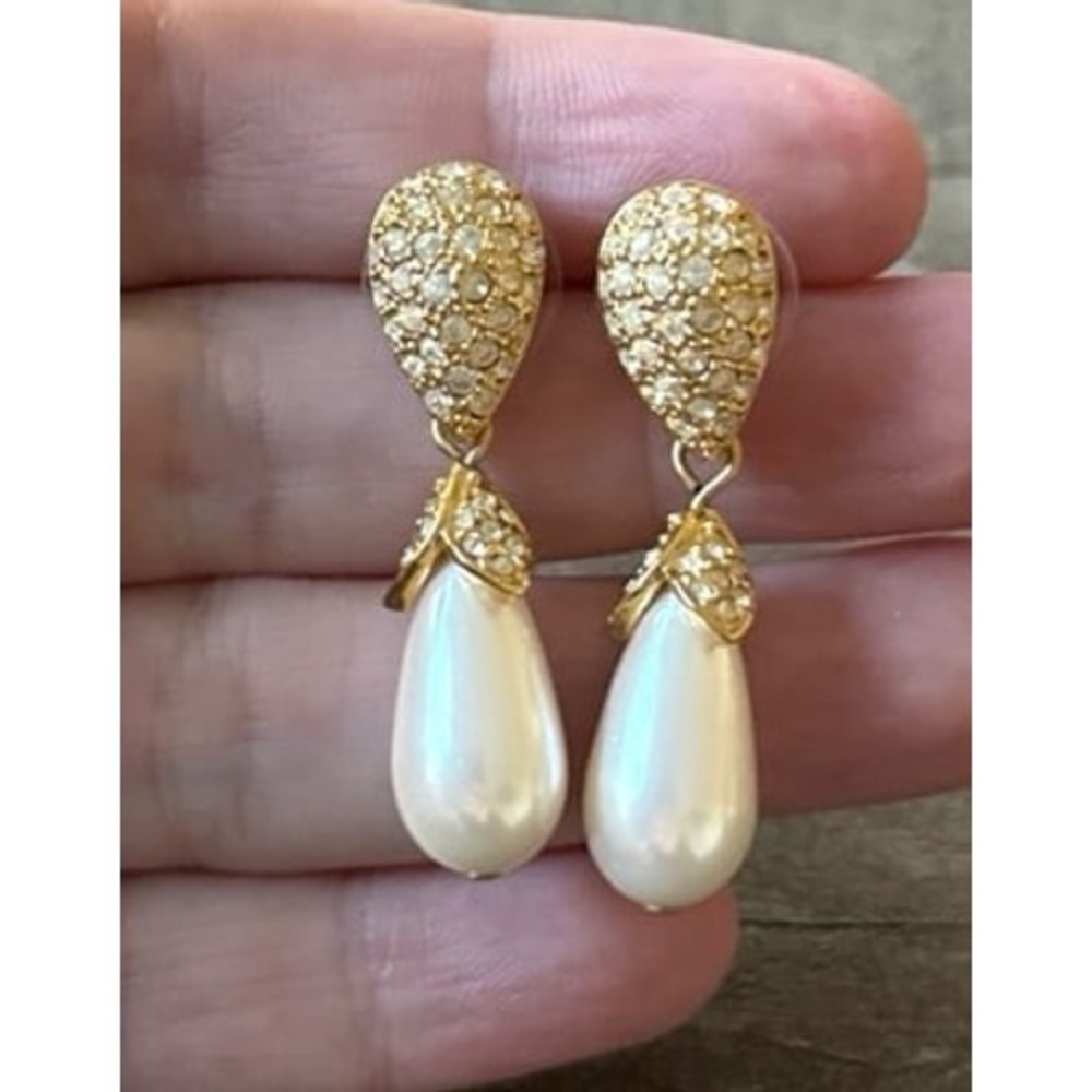 Gold-tone drop earring pavé crystal-set teardrop pearls earrings